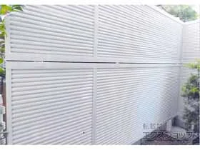 LIXIL(リクシル)のフェンス ライシスフェンス5型 横目隠し アルミ多段柱　フリーポールタイプ 施工例