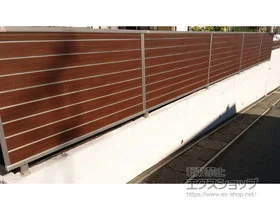 YKKAPのフェンス ルシアスフェンスF02型 横目隠し 木調カラー 自由柱施工 施工例