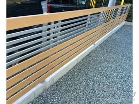 YKKAPのフェンス ルシアスフェンスH04型 横板+細横格子 複合カラー 自由柱施工 施工例