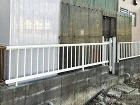 YKKAPのフェンス・柵 シンプレオフェンスT2型 自由柱施工 施工例