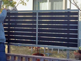 LIXIL(リクシル)のフェンス・柵 セレビューフェンスRP3型 2段柱[控え柱なし・60角]自在柱式施工(パネル1段) 施工例