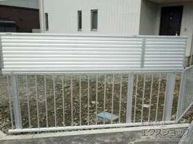 YKKAPのフェンス・柵 ミエーネ＋ミエッタフェンス 2段支柱 自立建て用（パネル2段） 施工例