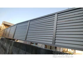 LIXIL(リクシル)のフェンス プレスタフェンス 8型 横ルーバー フリーポールタイプ 施工例