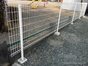 LIXIL リクシル(TOEX)のフェンス・柵 ハイグリッドフェンス11型 フリーポールタイプ 施工例