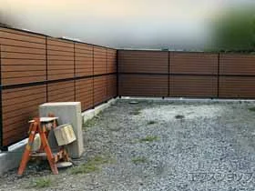 YKKAPのフェンス・柵 ルシアスフェンスF02型 横目隠し 複合カラー 2段支柱 自立建て用（パネル2段） 施工例