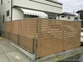 YKKAPのフェンス ルシアスフェンスH02型 横板格子 木調カラー 2段支柱 自立建て用（パネル2段） 施工例
