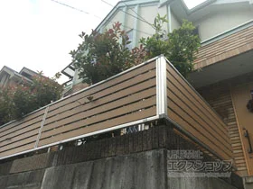 YKKAPのフェンス・柵 ルシアスフェンスF04型 横板 複合カラー 自由柱仕様 施工例