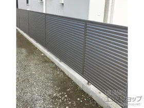 YKKAPのフェンス・柵 シンプレオフェンス13型 目隠しルーバー 自由柱施工 施工例