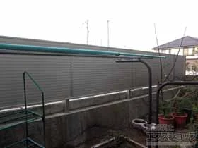 YKKAPのフェンス・柵 シンプレオフェンス5型 横目隠し 2段支柱 自立建て用（パネル1段） 施工例