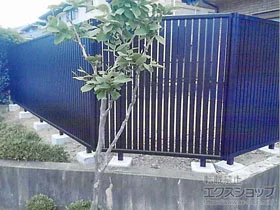 YKKAPのフェンス・柵 シンプレオフェンス4型 たて太格子 自由柱施工 施工例