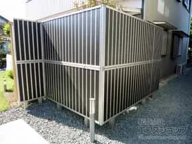 YKKAPのフェンス・柵 ルシアスフェンスF01型 たて目隠し 複合カラー 2段支柱 自立建て用〈パネル2段〉 施工例