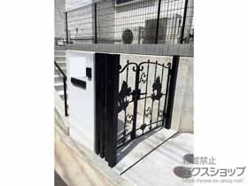 LIXIL リクシル(新日軽)の門扉 ディズニー門扉プーさんA型 両開き 角門柱式 施工例
