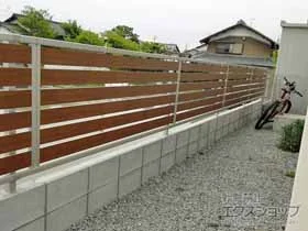 YKKAPのフェンス・柵 ルシアスフェンスF04型 横板 複合カラー 自由柱施工 施工例
