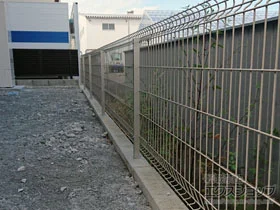 YKKAPのフェンス・柵 イーネットフェンス 2F型 自由柱施工 施工例