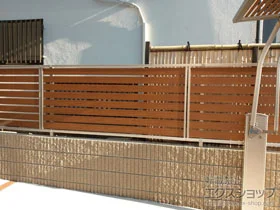 YKKAPのフェンス ルシアスフェンスF04型  横板 木目カラー 自由柱施工 施工例