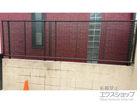 YKKAPのフェンス・柵 シンプレオフェンス1型 横格子 自由柱施工 施工例