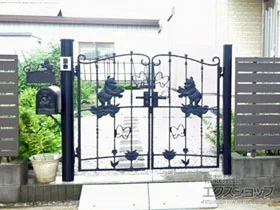 LIXIL リクシル(新日軽)の門扉 ディズニー門扉プーさんA型 両開き 丸門柱式 施工例