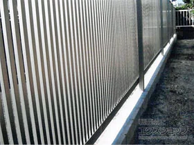 LIXIL(リクシル)のフェンス・柵 ライシスフェンス 2型 細たて桟 フリーポールタイプ 施工例