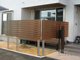 YKKAPのフェンス・柵 ルシアスフェンスH02型 横板格子 複合カラー 2段支柱 自立建て用（パネル1段） 施工例
