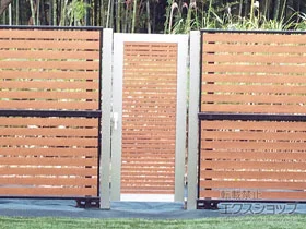 YKKAPの門扉 ルシアス門扉CS04型 横太格子 片開き 複合カラー 門柱使用 施工例