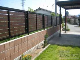 YKKAPのフェンス・柵 ルシアスフェンスH02型 横板格子 複合カラー 自由柱施工 施工例