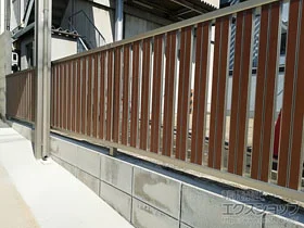YKKAPのフェンス・柵 ルシアスフェンスF03型 たて半目隠し 木調カラー 自由柱施工 施工例
