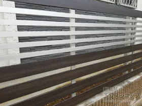 YKKAPのフェンス ルシアスフェンスH04型 横板+細横格子 複合カラー 自由柱施工 施工例