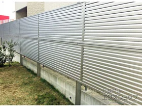 YKKAPのフェンス・柵 シンプレオフェンス13型 目隠しルーバー 2段支柱 自立建て用 施工例