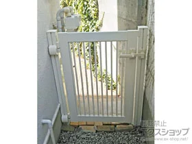 YKKAPの門扉 シンプレオ門扉10型 たて粗格子 片開き 門柱使用 (内開き) 施工例