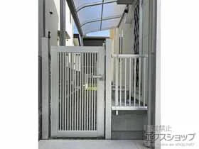 YKKAPの門扉 シンプレオ門扉2型 縦格子 片開き 門柱使用 施工例