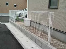 YKKAPのフェンス・柵 イーネットフェンス2F型 自由柱施工 施工例