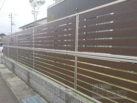 YKKAPのフェンス ルシアスフェンスF04型 横板 木目カラー 2段支柱 自立建て用（パネル2段） 施工例