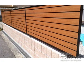 YKKAPのフェンス・柵 ルシアスフェンスF02型 横目隠し 複合カラー 自由柱施工 施工例