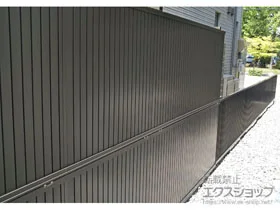 LIXIL(リクシル)のフェンス・柵 プレスタフェンス 6型 たて目隠し アルミ多段柱使用（パネル2段） 施工例