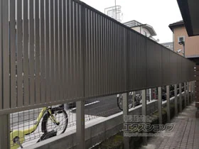 YKKAPのフェンス・柵 シンプレオフェンス4型 たて太格子 2段支柱 自立建て用（パネル1段） 施工例