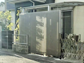 YKKAPのフェンス・柵 リレーリア フェンス2N型 間仕切柱施工 施工例