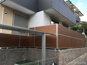 YKKAPのフェンス・柵 ルシアスフェンスF02型 横目隠し 複合カラー 自由柱施工 施工例