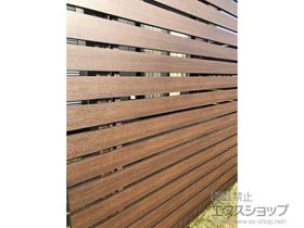YKKAPのフェンス・柵 ルシアススクリーンフェンスS03型 横板格子 自由柱 木調カラー 施工例