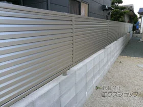 YKKAPのフェンス・柵 シンプレオフェンス13型 ルーバー 自由柱施工 施工例