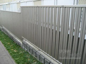 YKKAPのフェンス・柵 シンプレオフェンスST1型 縦スリット 自由柱施工 施工例