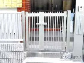YKKAPの門扉 シンプレオ門扉T1型 縦格子 両開き親子 門柱使用 施工例