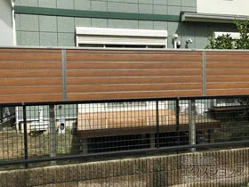 YKKAPのフェンス ルシアスフェンスF02型 横目隠し 木調カラー 2段支柱 自立建て用（パネル1段） 施工例