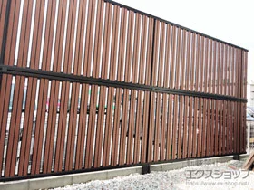 YKKAPのフェンス・柵 ルシアスフェンスF03型 たて半目隠し 複合カラー 2段支柱 自立建て用（パネル2段） 施工例