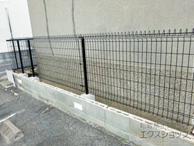 積水樹脂(セキスイ)のフェンス・柵 メッシュフェンス G10R 自由柱 施工例
