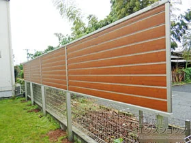 YKKAPのフェンス・柵 ルシアスフェンスF02型 横目隠し 木調カラー 2段支柱 自立建て用（パネル1段） 施工例