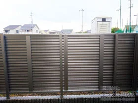 YKKAPのフェンス・柵 シンプレオフェンスM1型 横井桁メッシュ 自由柱施工 施工例