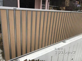 YKKAPのフェンス・柵 ルシアスフェンスF01型 たて目隠し 木調カラー　自由柱施工 施工例