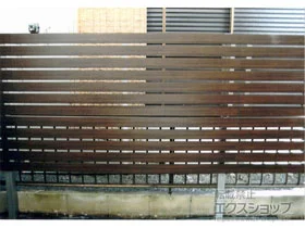 YKKAPのフェンス ルシアスフェンスH02型 横板格子 複合カラー 2段支柱 自立建て用（パネル2段） 施工例