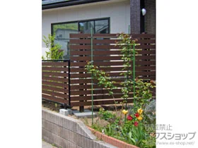 YKKAPのフェンス・柵 ルシアス スクリーンフェンスS03型 木調色 自由柱施工 施工例