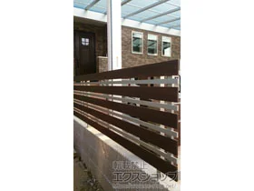 YKKAPのフェンス ルシアスフェンスH03型 横板+細横格子 複合カラー 自由柱施工 施工例